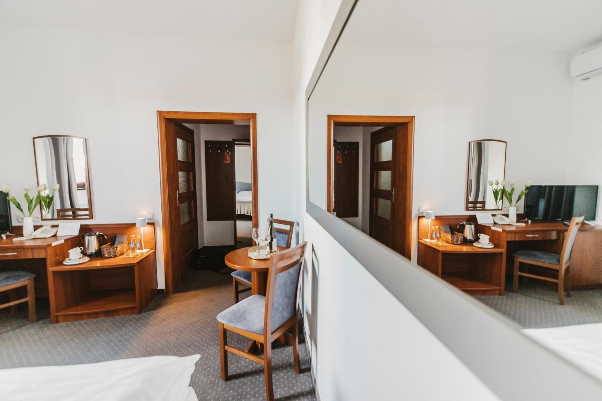 Hotel I Restauracja Borowianka Ostrów Wielkopolski Buitenkant foto