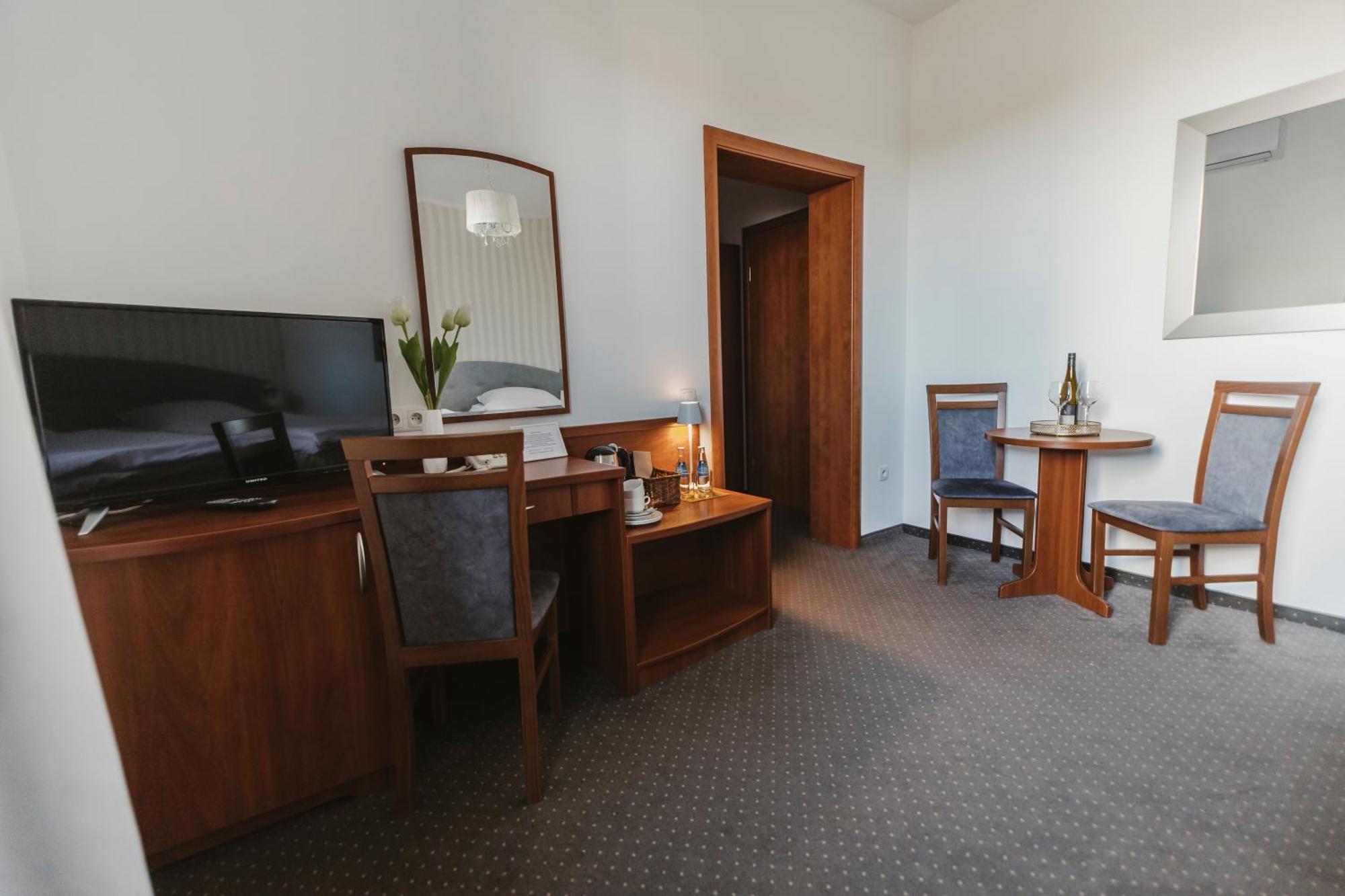 Hotel I Restauracja Borowianka Ostrów Wielkopolski Buitenkant foto