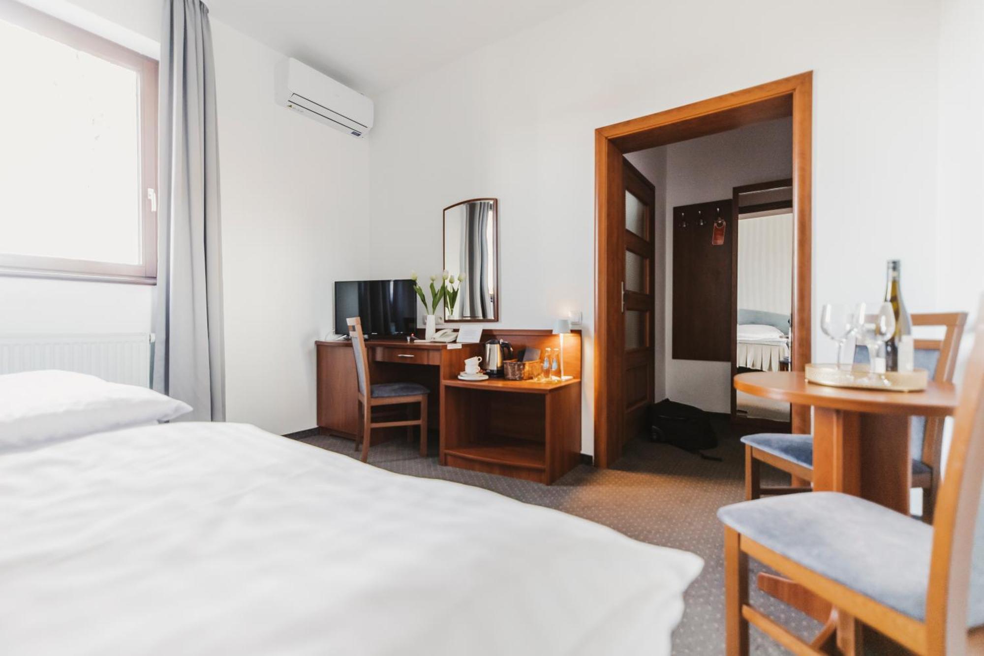Hotel I Restauracja Borowianka Ostrów Wielkopolski Buitenkant foto