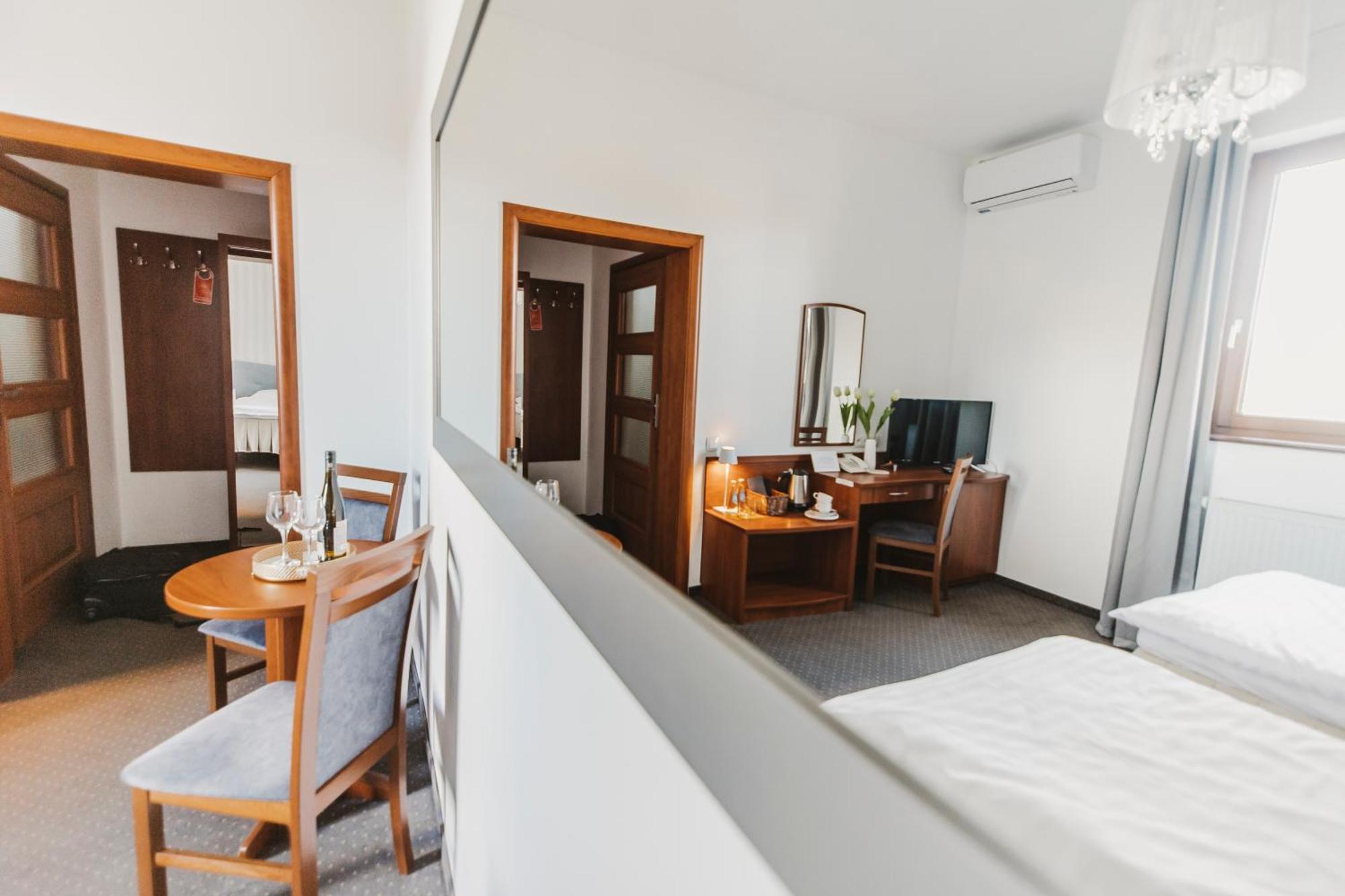 Hotel I Restauracja Borowianka Ostrów Wielkopolski Buitenkant foto