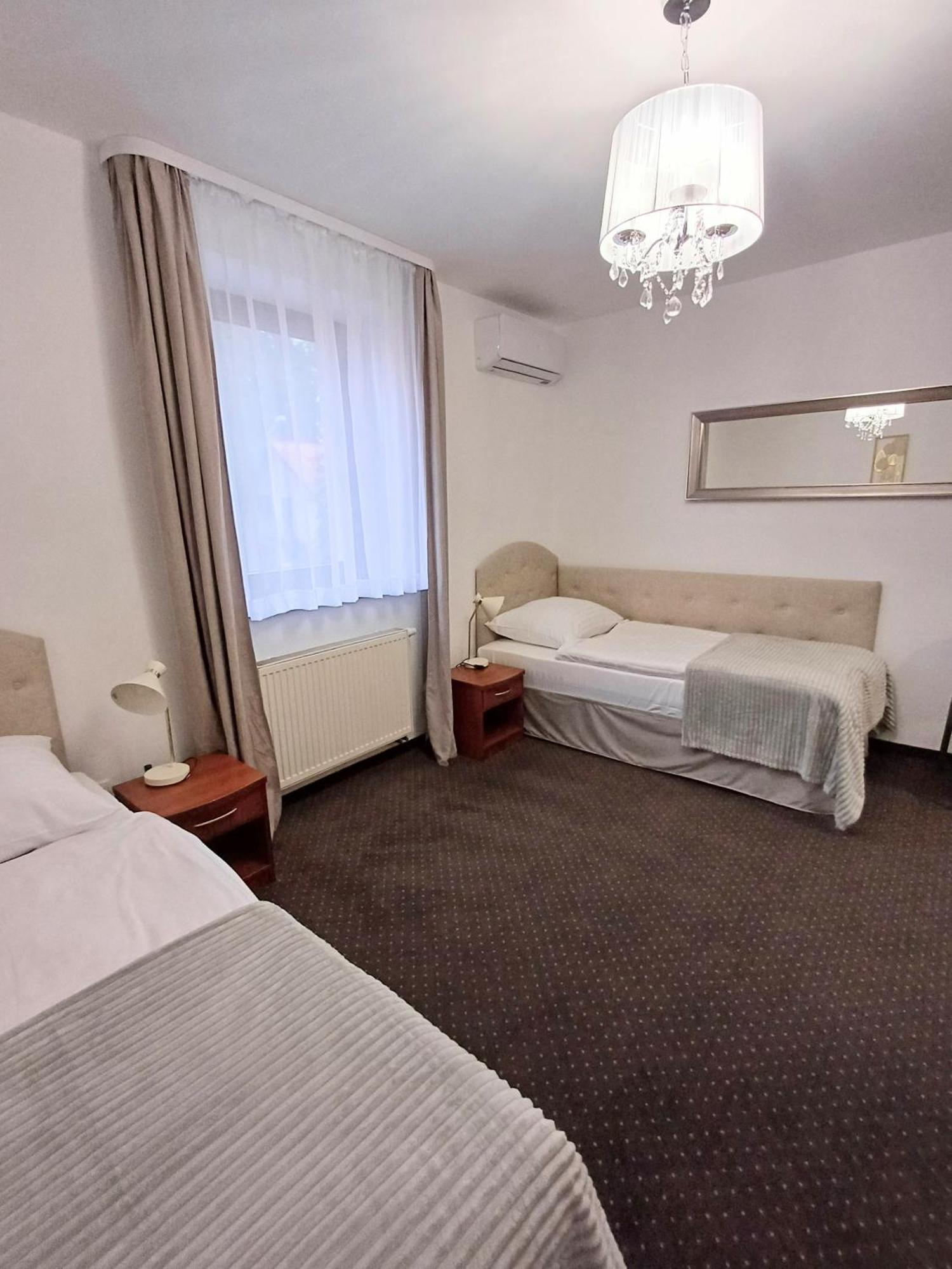 Hotel I Restauracja Borowianka Ostrów Wielkopolski Buitenkant foto