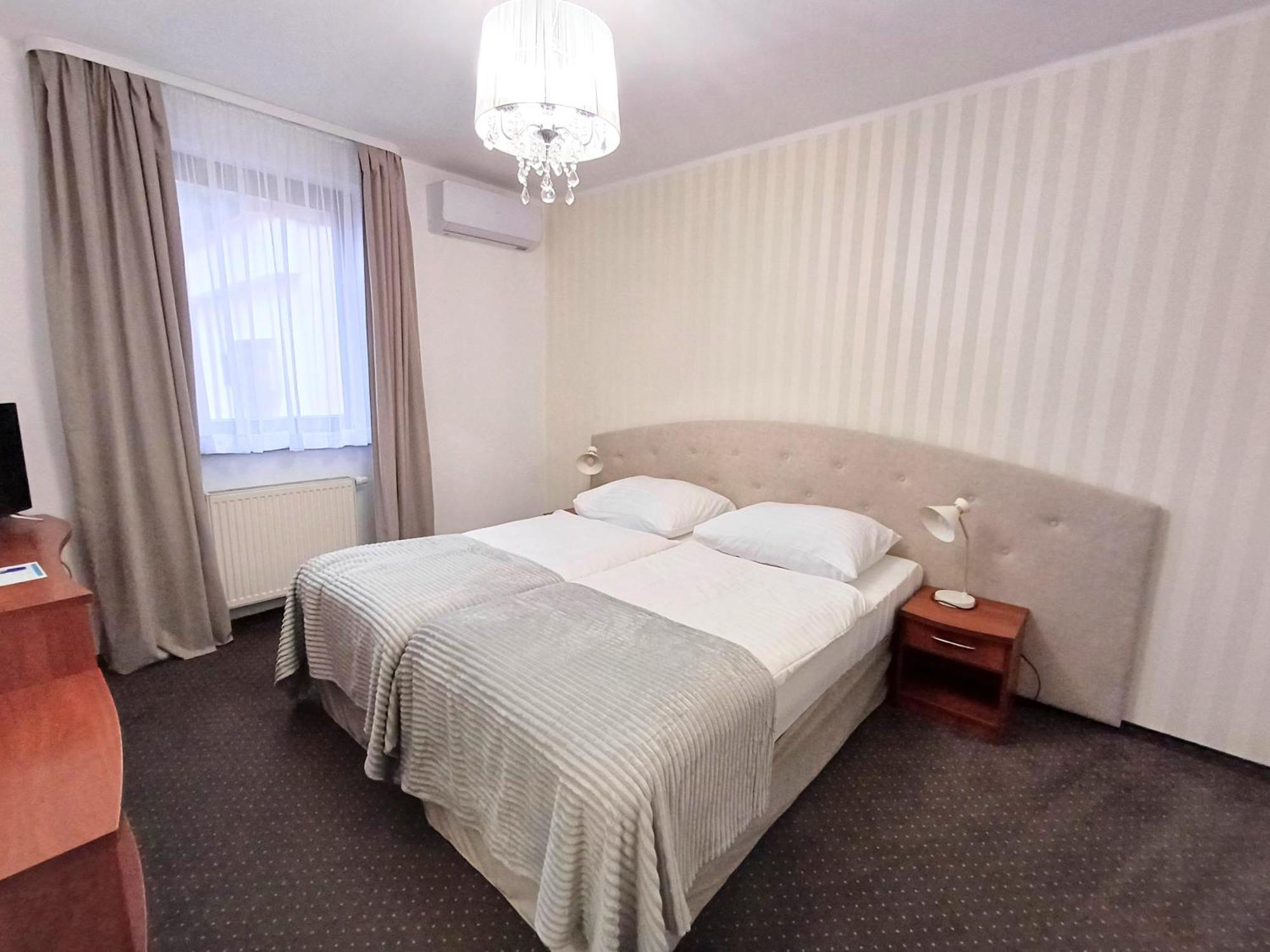 Hotel I Restauracja Borowianka Ostrów Wielkopolski Buitenkant foto