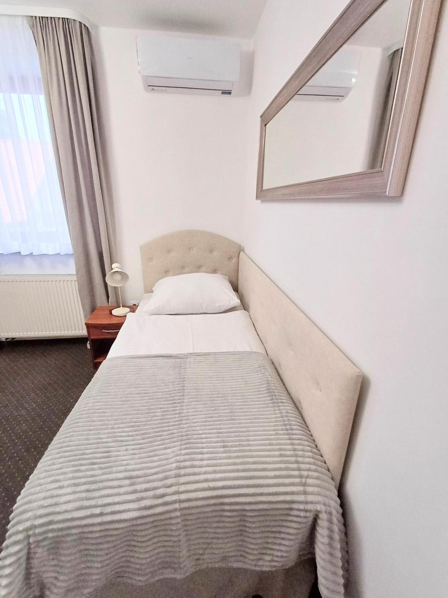 Hotel I Restauracja Borowianka Ostrów Wielkopolski Buitenkant foto