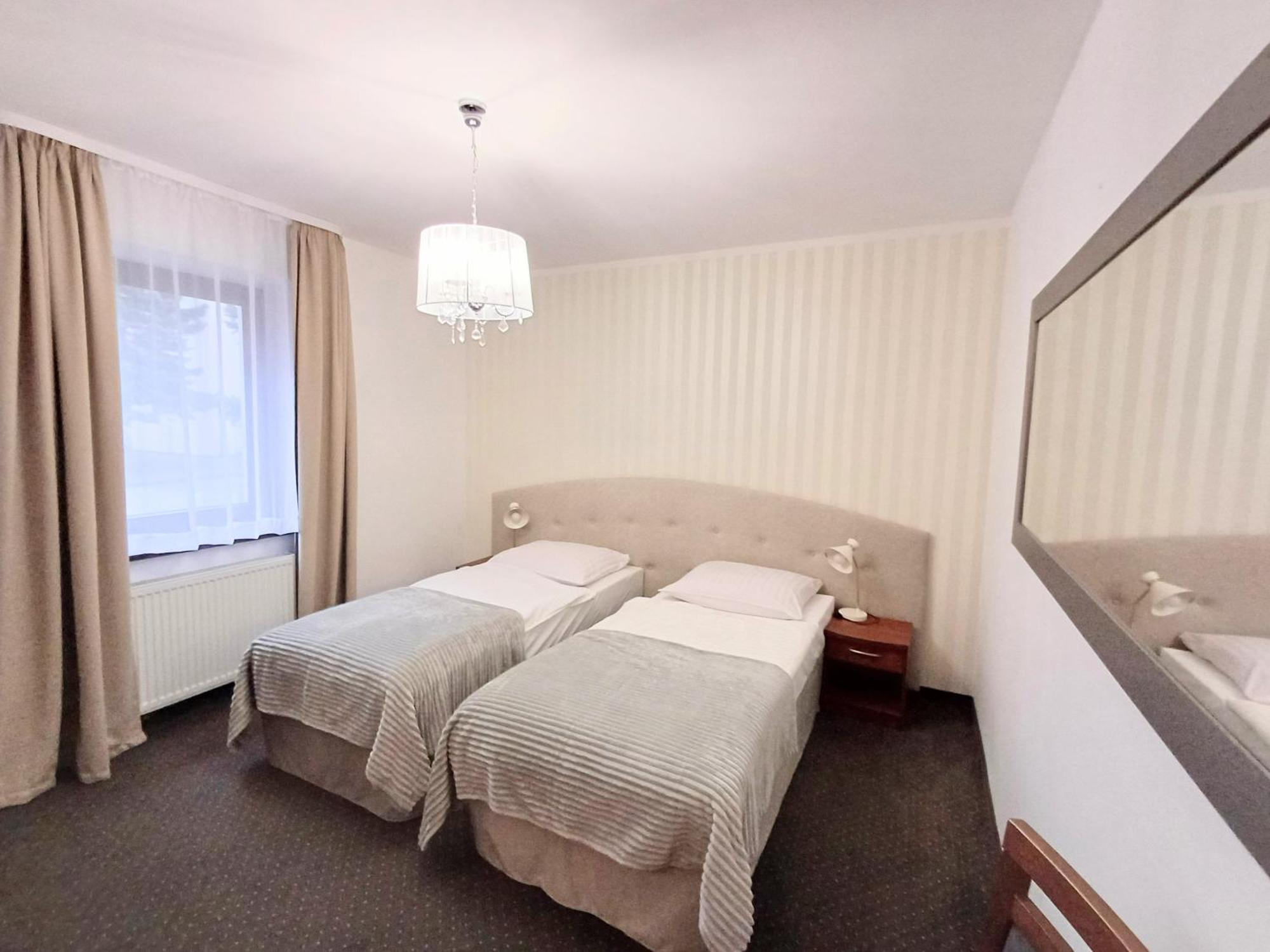Hotel I Restauracja Borowianka Ostrów Wielkopolski Buitenkant foto