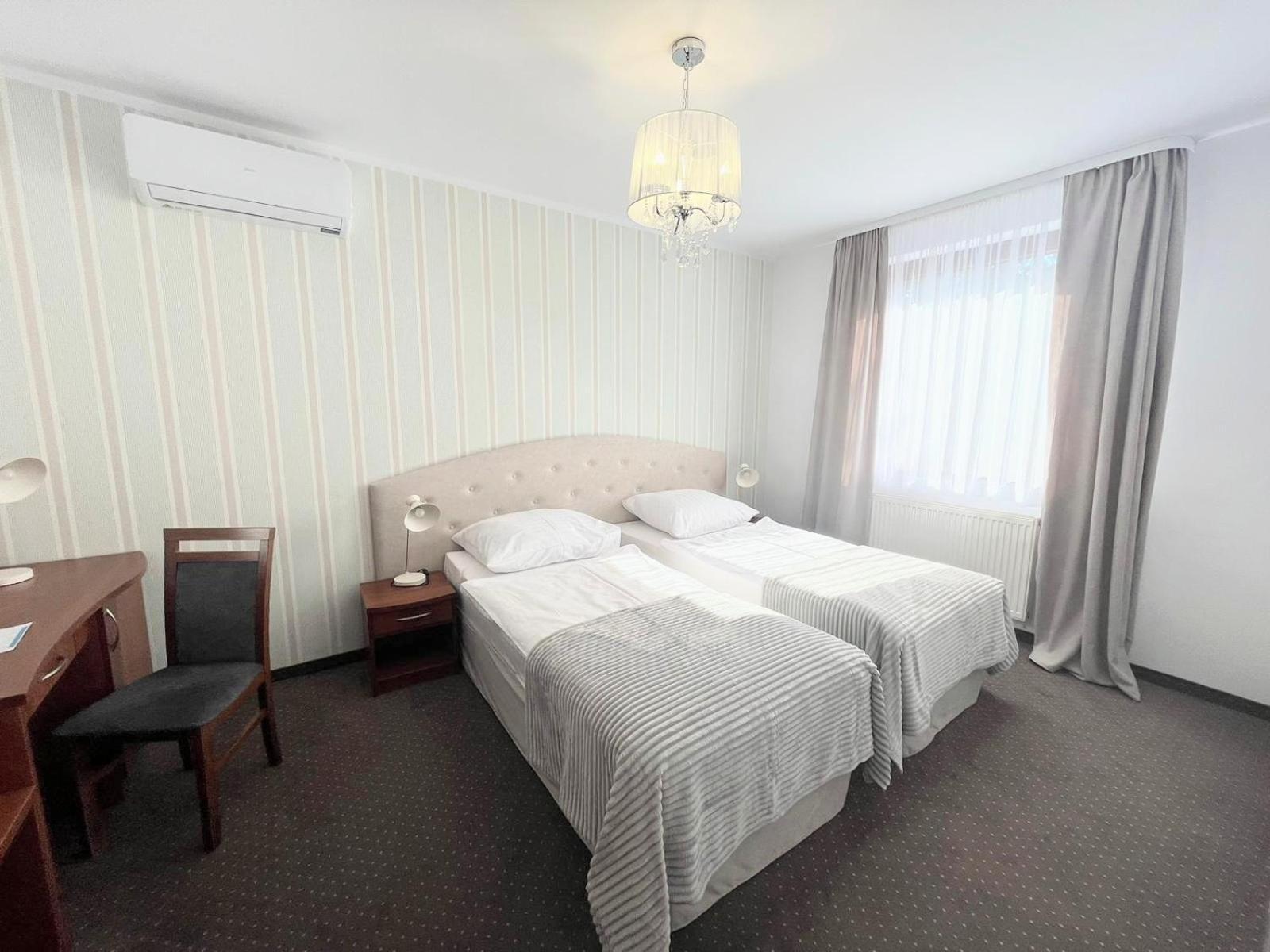 Hotel I Restauracja Borowianka Ostrów Wielkopolski Buitenkant foto